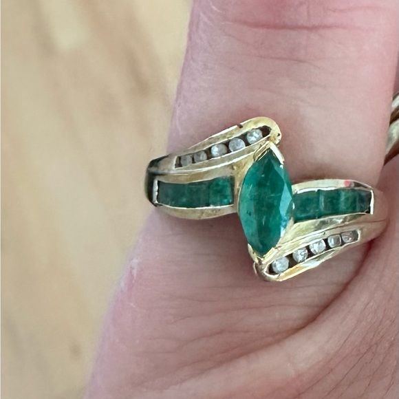 Emerald and diamond ring - Picture 1 of 3
